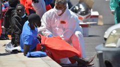 la-restringa-el-pinar-de-el-hierro-santa-cruz-de-tenerrife-espana-23082021-un-cayuco-con-117-inmigrantes-de-origen-subsahariano-a-bordo-efe-869x522-1-696x418