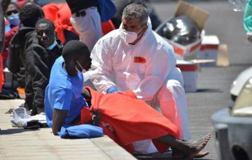 la-restringa-el-pinar-de-el-hierro-santa-cruz-de-tenerrife-espana-23082021-un-cayuco-con-117-inmigrantes-de-origen-subsahariano-a-bordo-efe-869x522-1-696x418