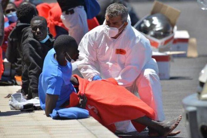 la-restringa-el-pinar-de-el-hierro-santa-cruz-de-tenerrife-espana-23082021-un-cayuco-con-117-inmigrantes-de-origen-subsahariano-a-bordo-efe-869x522-1-696x418