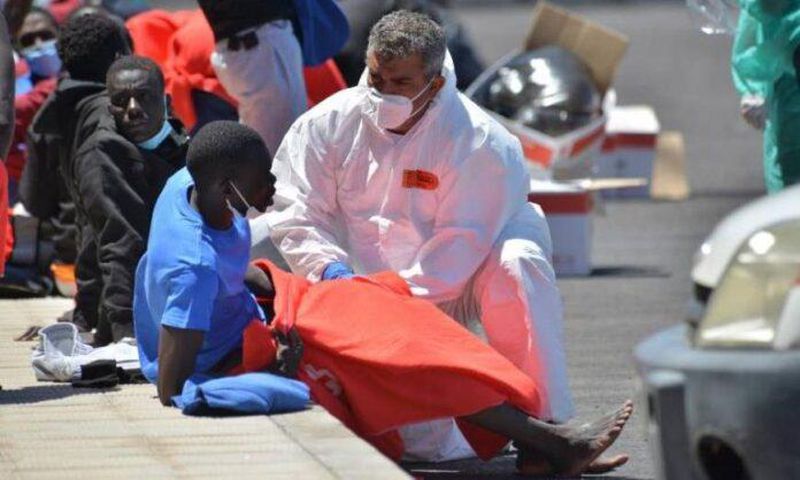 la-restringa-el-pinar-de-el-hierro-santa-cruz-de-tenerrife-espana-23082021-un-cayuco-con-117-inmigrantes-de-origen-subsahariano-a-bordo-efe-869x522-1-696x418