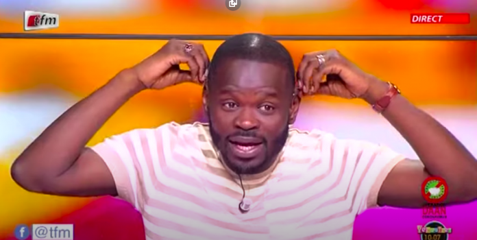 Pape Cheikh Diallo fait le singe sur le plateau de Yewuleen