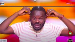 Pape Cheikh Diallo fait le singe sur le plateau de Yewuleen