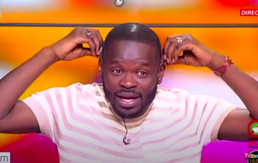 Pape Cheikh Diallo fait le singe sur le plateau de Yewuleen
