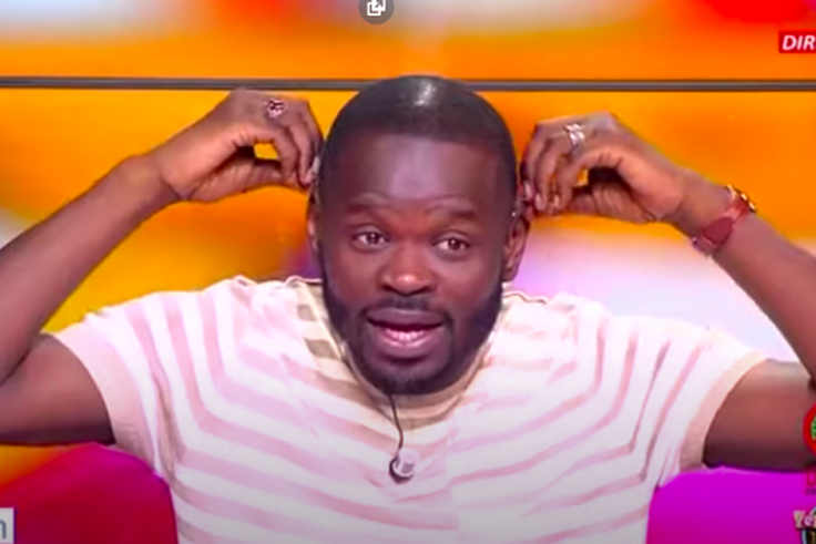 Pape Cheikh Diallo fait le singe sur le plateau de Yewuleen