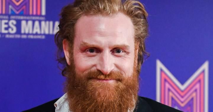 Kristofer Hivju: L'acteur de 41 ans, qui jouait Tormund sur Game of Thrones, a été testé positif du coronavirus le 17 mars. Connu pour ses cheveux et sa barbe roux de feu, il a déclaré que lui et sa famille s'étaient auto-isolés à maison en Norvège.