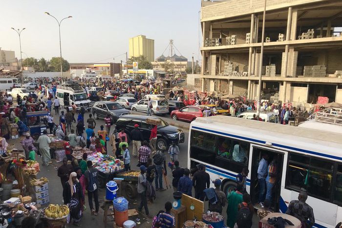 Trafic routier à Keur Massar (Sénégal)