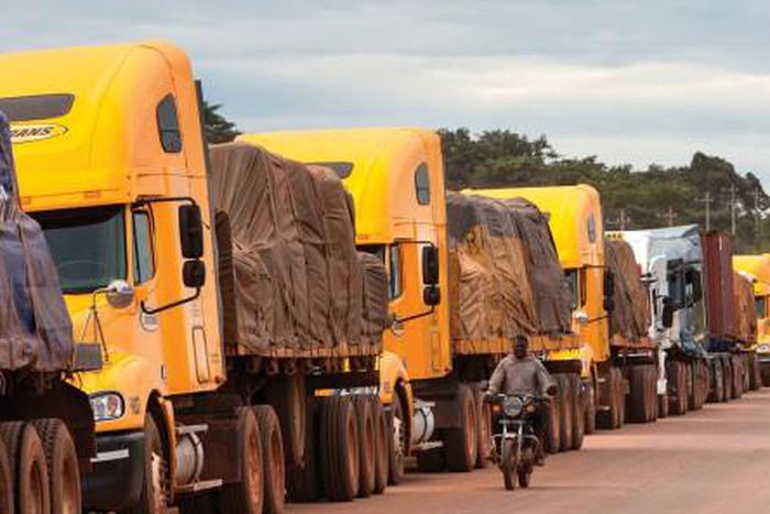 DAKAR : LES VÉHICULES DE TRANSPORT DE MARCHANDISES DE PLUS DE 3,5 TONNES INTERDITS SUR CERTAINS AXES ET À CERTAINES HEURES (ARRÊTÉ)