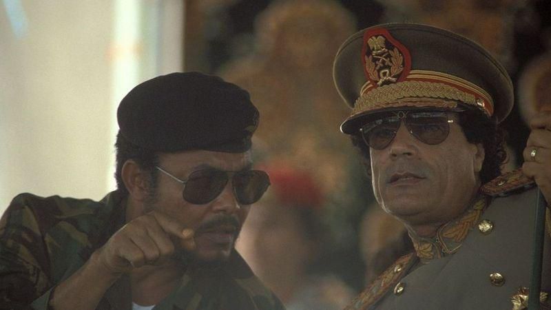 Jerry Rawlings avec l'ancien guide libyen Muammar Kadhafi in 1987