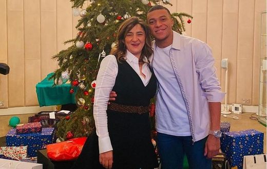 1445797-fayza-lamari-et-son-fils-kylian-mbappe-en-decembre-2020