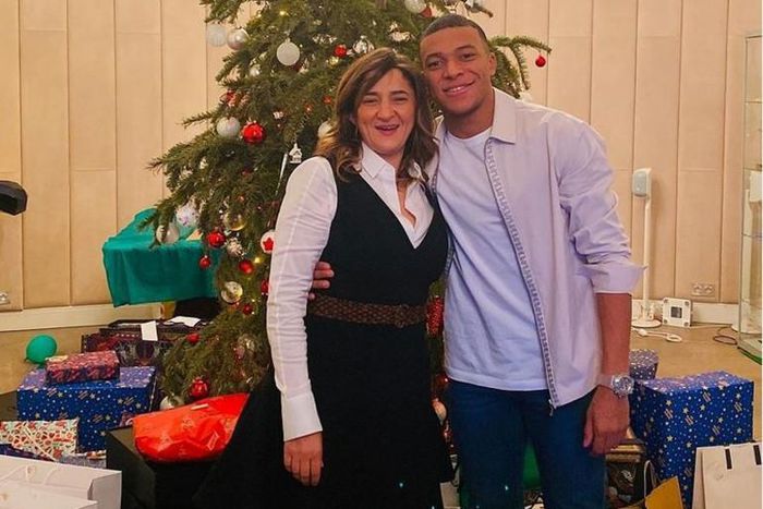 1445797-fayza-lamari-et-son-fils-kylian-mbappe-en-decembre-2020