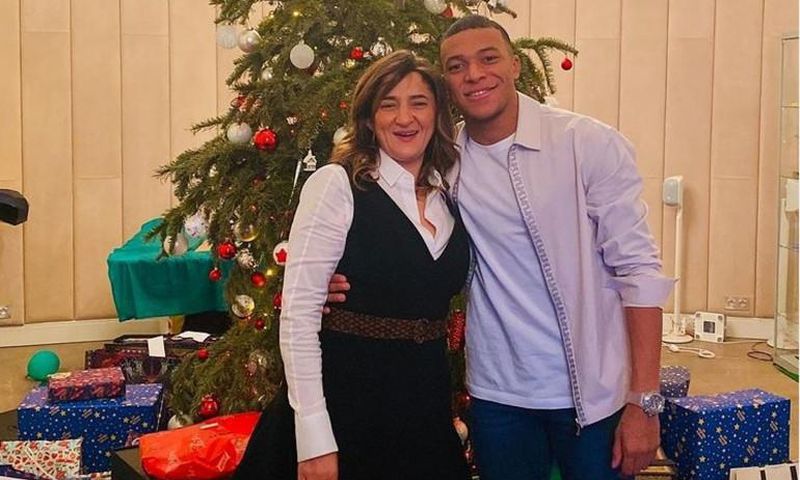 1445797-fayza-lamari-et-son-fils-kylian-mbappe-en-decembre-2020