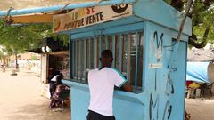 Un parieur devant un point de vente de la LONASE