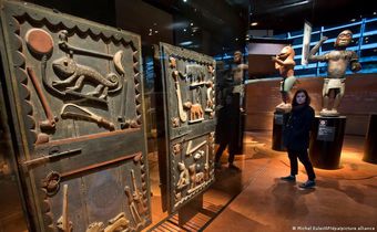 La France restitue des objets d'art au Bénin