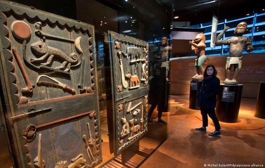 La France restitue des objets d'art au Bénin