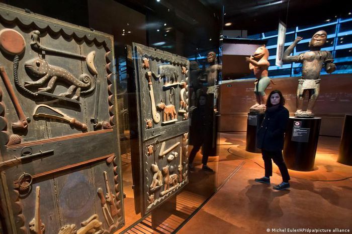 La France restitue des objets d'art au Bénin