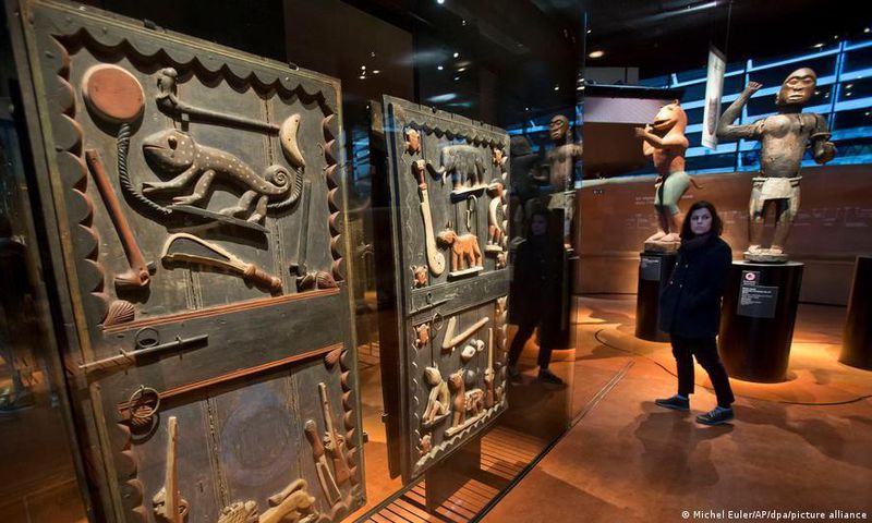 La France restitue des objets d'art au Bénin