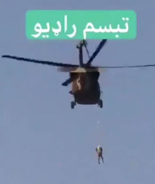 Afghanistan | Les images d'un Taliban suspendu à un hélicoptère en plein vol deviennent virales sur Internet