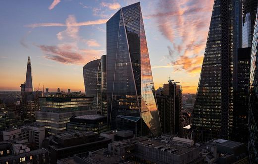 The London staffing firm looked at CEO, CFO, and chair roles at the UK's biggest companies.
