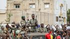 Des militaires jubilent après le coup d'Etat au Mali