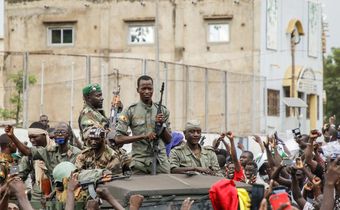 Des militaires jubilent après le coup d'Etat au Mali