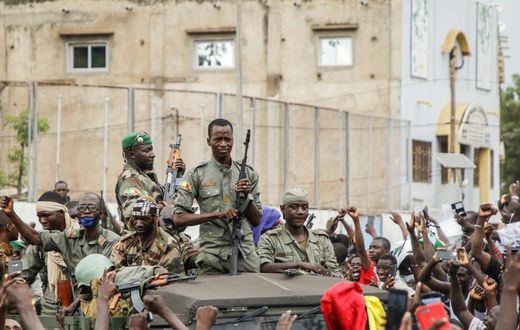 Des militaires jubilent après le coup d'Etat au Mali