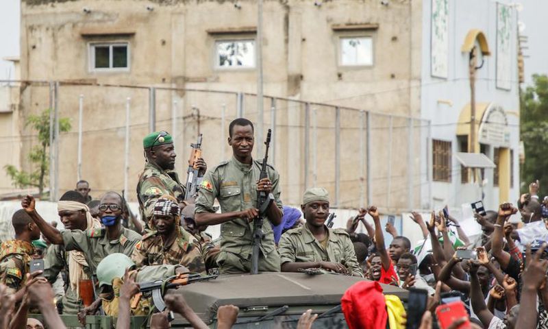 Des militaires jubilent après le coup d'Etat au Mali