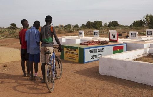 Boys stand next to the grave of former president Thomas Sankara in Ouagadougou, Burkina Faso, November 25, 2014. REUTERS/Joe Penney