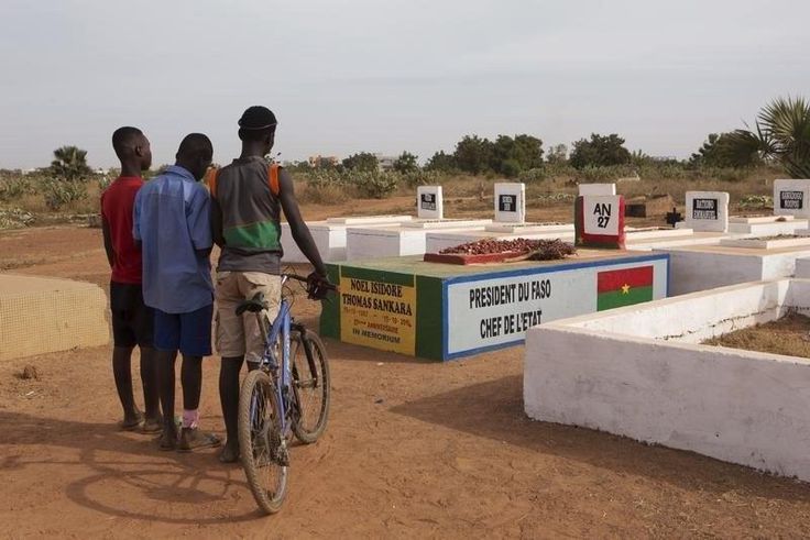 Boys stand next to the grave of former president Thomas Sankara in Ouagadougou, Burkina Faso, November 25, 2014. REUTERS/Joe Penney