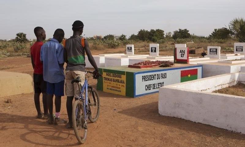Boys stand next to the grave of former president Thomas Sankara in Ouagadougou, Burkina Faso, November 25, 2014. REUTERS/Joe Penney