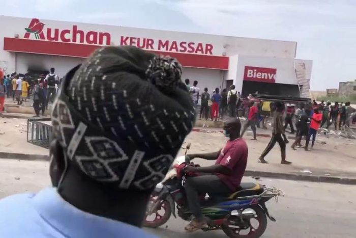 Auchan Keur Massar pillé