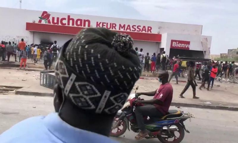 Auchan Keur Massar pillé