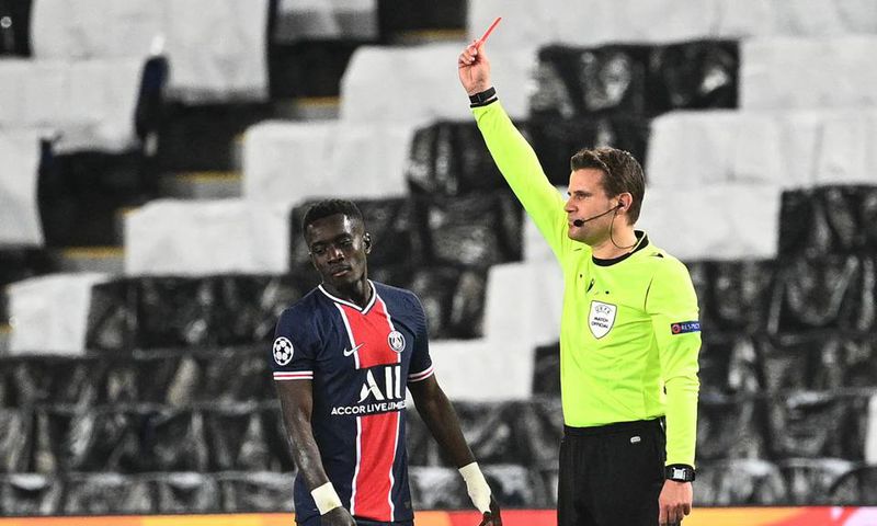 Idrissa-Gueye-Rouge-1016347