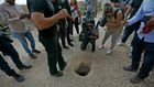Un policier israélien et des journalistes regardent un trou par où des Palestiniens se sont évadés de la prison de Gilboa (Nord), le 6 septembre 2021 AFP - JALAA MAREY