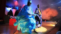 Le chanteur Wally Seck sur scène avec un de ses danseurs lors d'une prestation