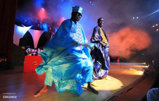 Le chanteur Wally Seck sur scène avec un de ses danseurs lors d'une prestation