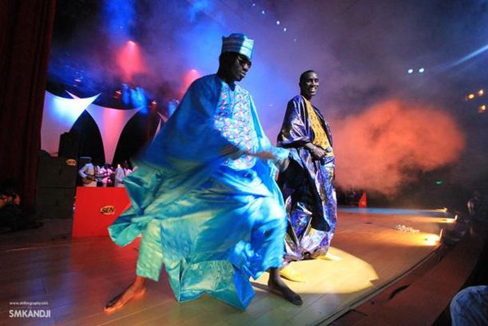 Le chanteur Wally Seck sur scène avec un de ses danseurs lors d'une prestation