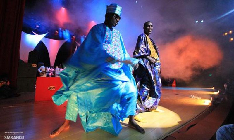 Le chanteur Wally Seck sur scène avec un de ses danseurs lors d'une prestation