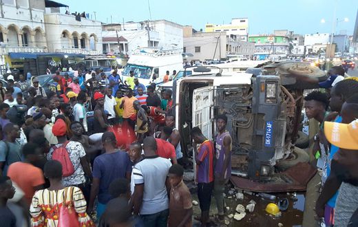 Yoff | Un camion de gravats se renverse sur l'autoroute