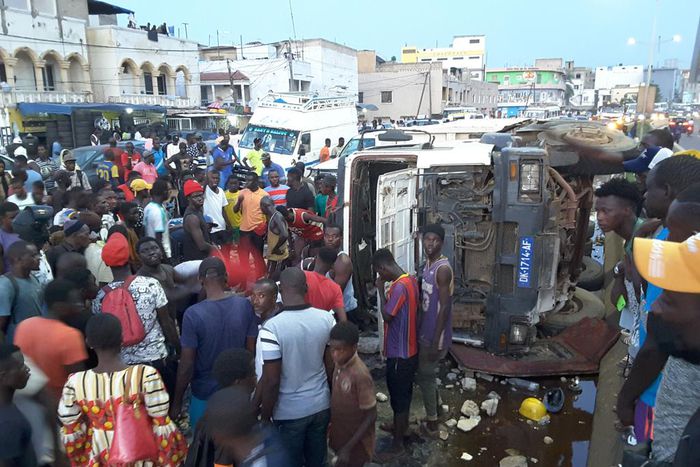 Yoff | Un camion de gravats se renverse sur l'autoroute