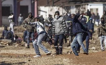 Sur le plan économique, le gouvernement estime que ces violences vont coûter 50 milliards de rands, soit 3,4 milliards de dollars, à l’économie Crédit photo - AFP
