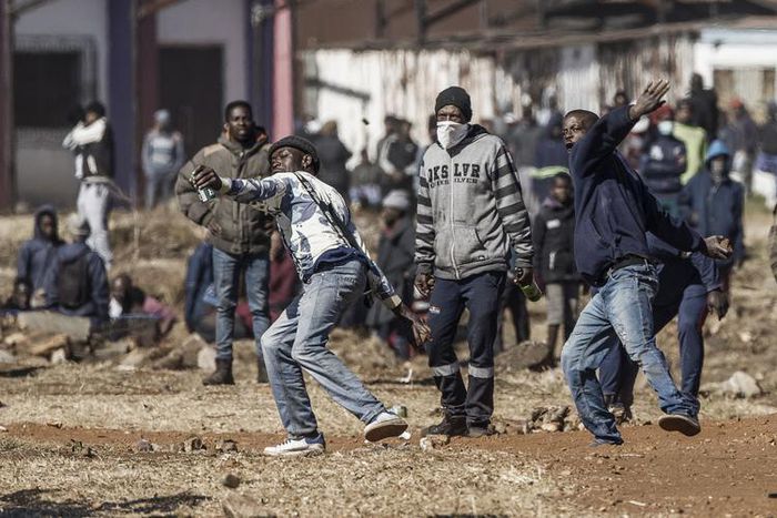 Sur le plan économique, le gouvernement estime que ces violences vont coûter 50 milliards de rands, soit 3,4 milliards de dollars, à l’économie Crédit photo - AFP