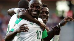 Sadio Mané célèbre un but avec ses coéquipiers