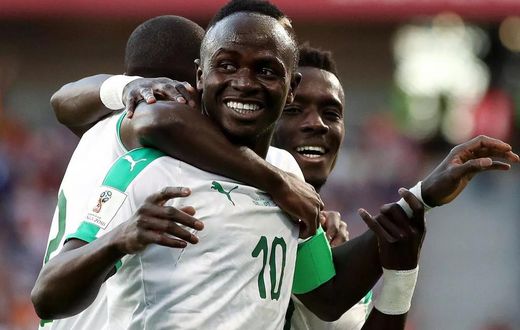 Sadio Mané célèbre un but avec ses coéquipiers