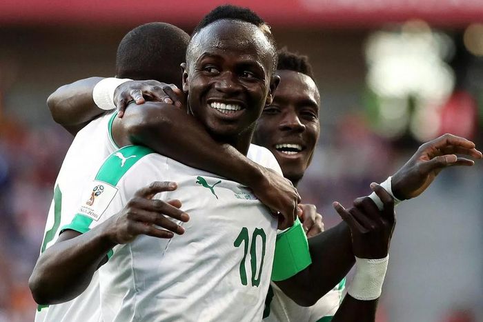 Sadio Mané célèbre un but avec ses coéquipiers