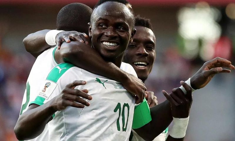 Sadio Mané célèbre un but avec ses coéquipiers