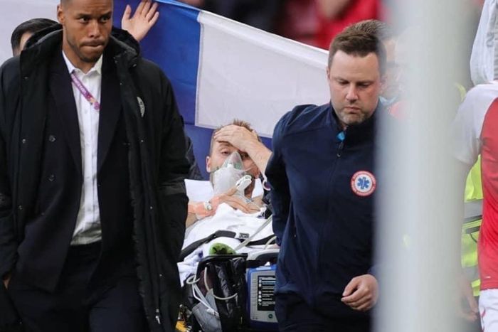 Malaise cardiaque: Eriksen évacué sur civière mais dans un état stable