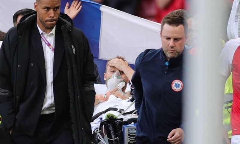Malaise cardiaque: Eriksen évacué sur civière mais dans un état stable