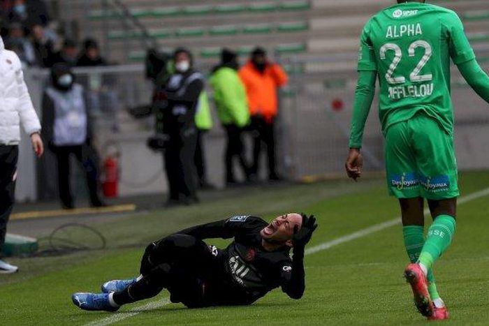 Neymar qui se tord  de douleur