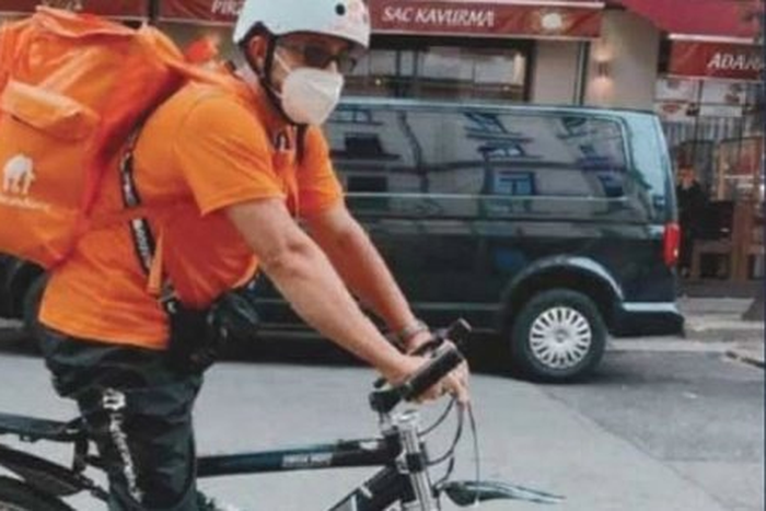 Un ancien ministre afghan reconverti livreur