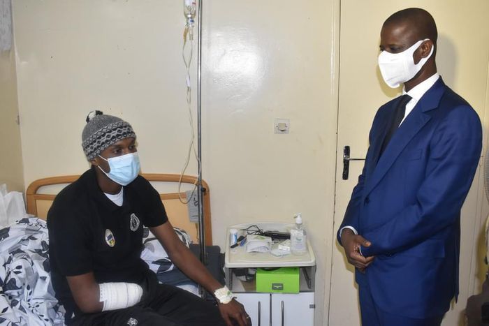 Félix Antoine Diome aux chevet des blessés durant les manifestations (9)